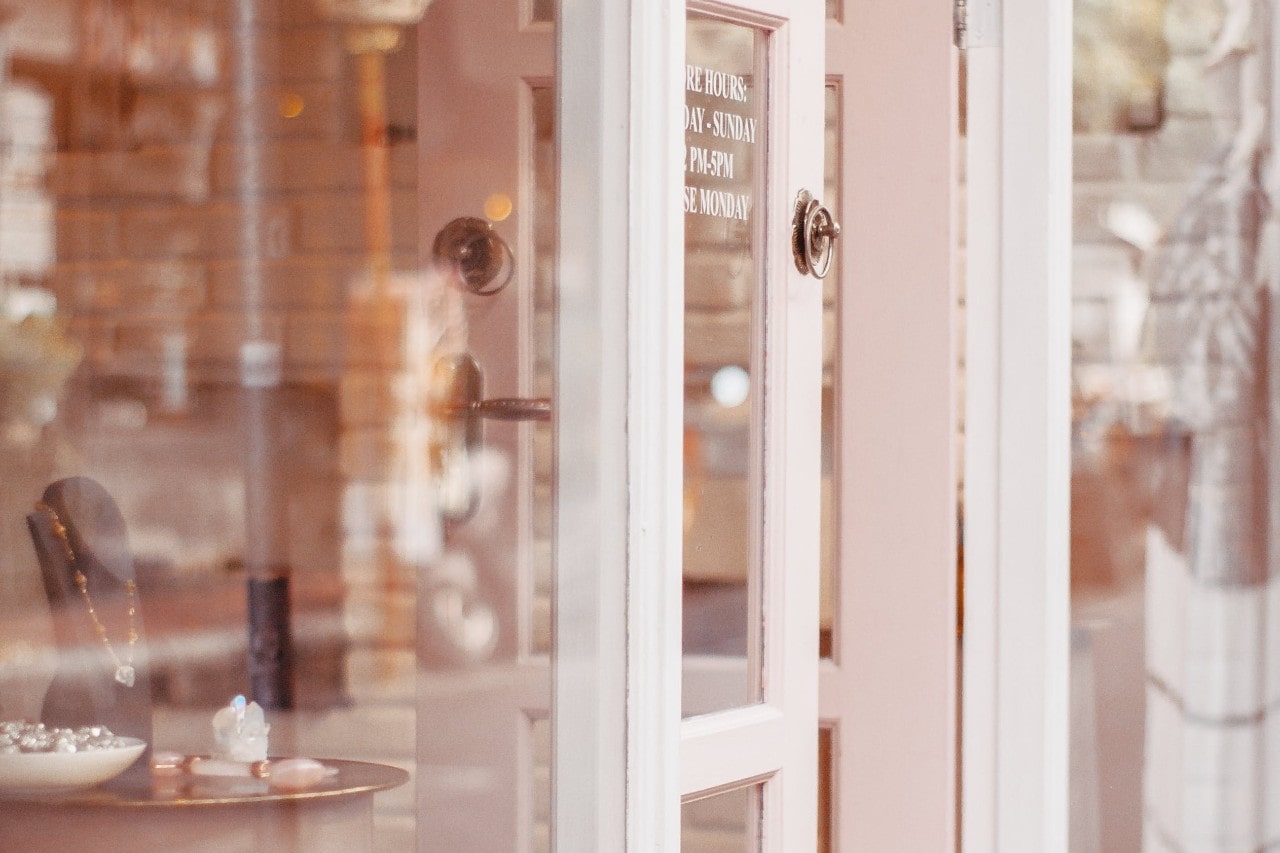 a view of the outside of a jewelry store during the day.